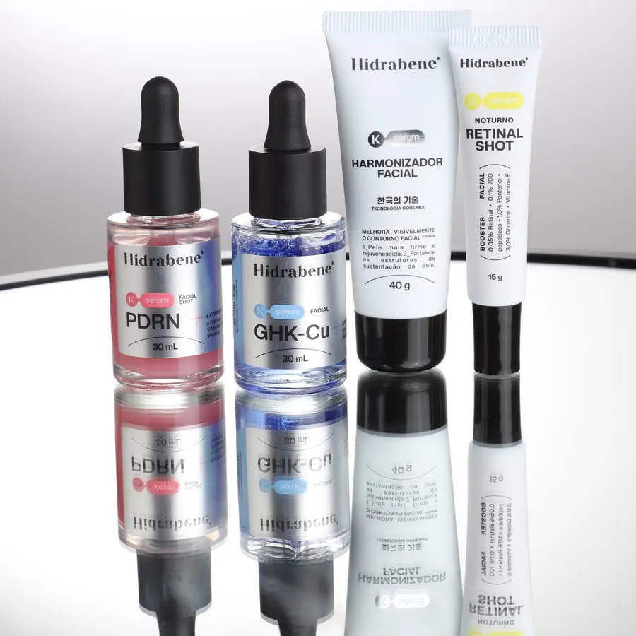 PDRN, GHK-Cu, Harmonizador Facial e Retinal Shot sobre espelho, com reflexo